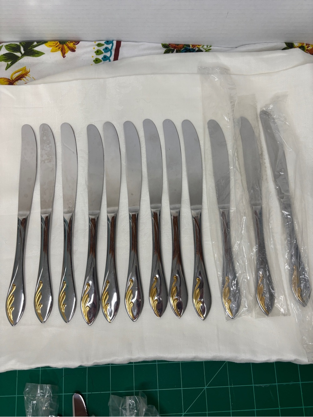Vintage Gottinghen 12-Piece 18/10 Stainless Steel Dinner Knife Set Gold Accent